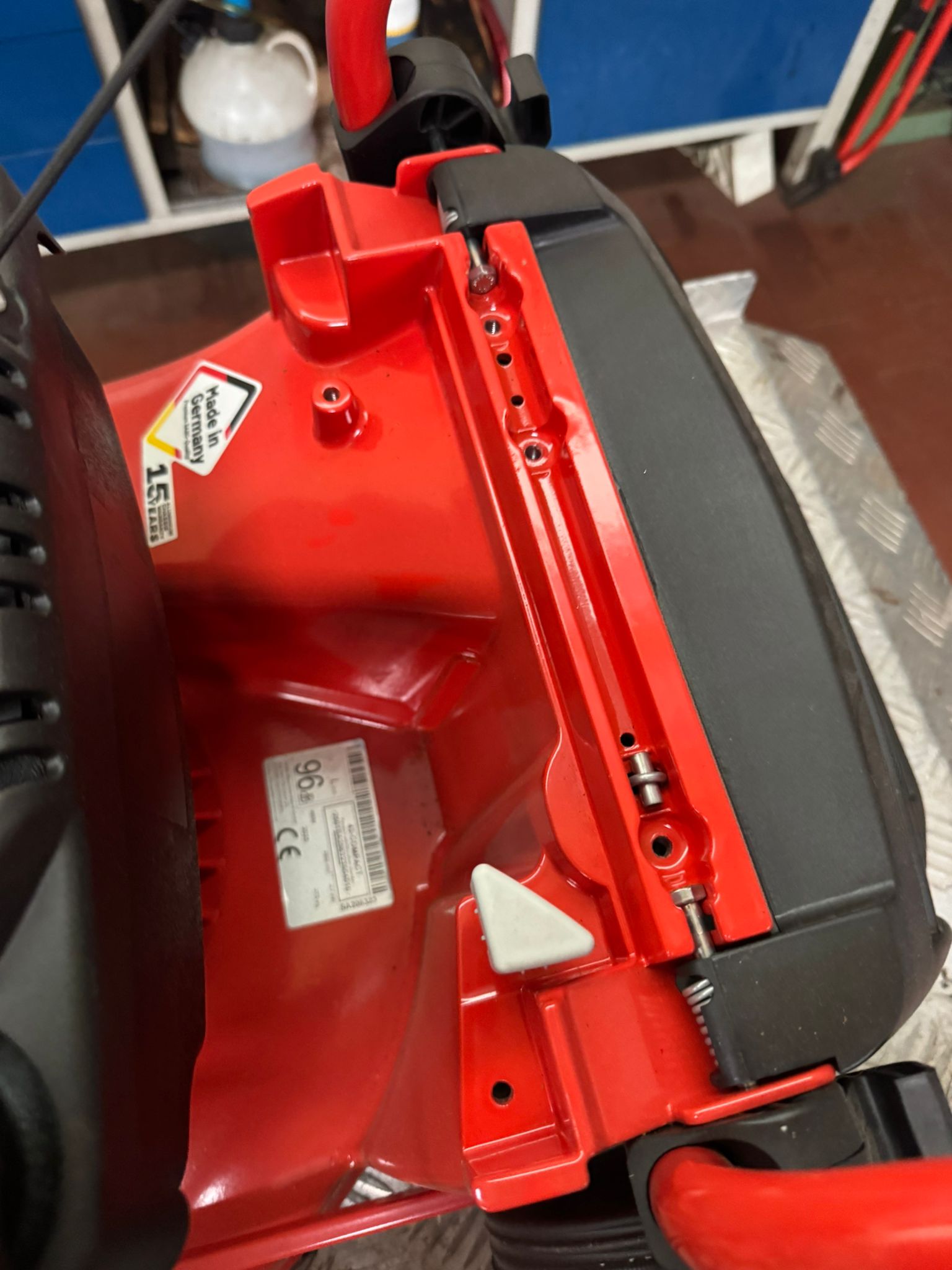 Sabo 43 Compact – Heckbereich ohne Klappe, Scharnierleiste und Bohrungen sichtbar