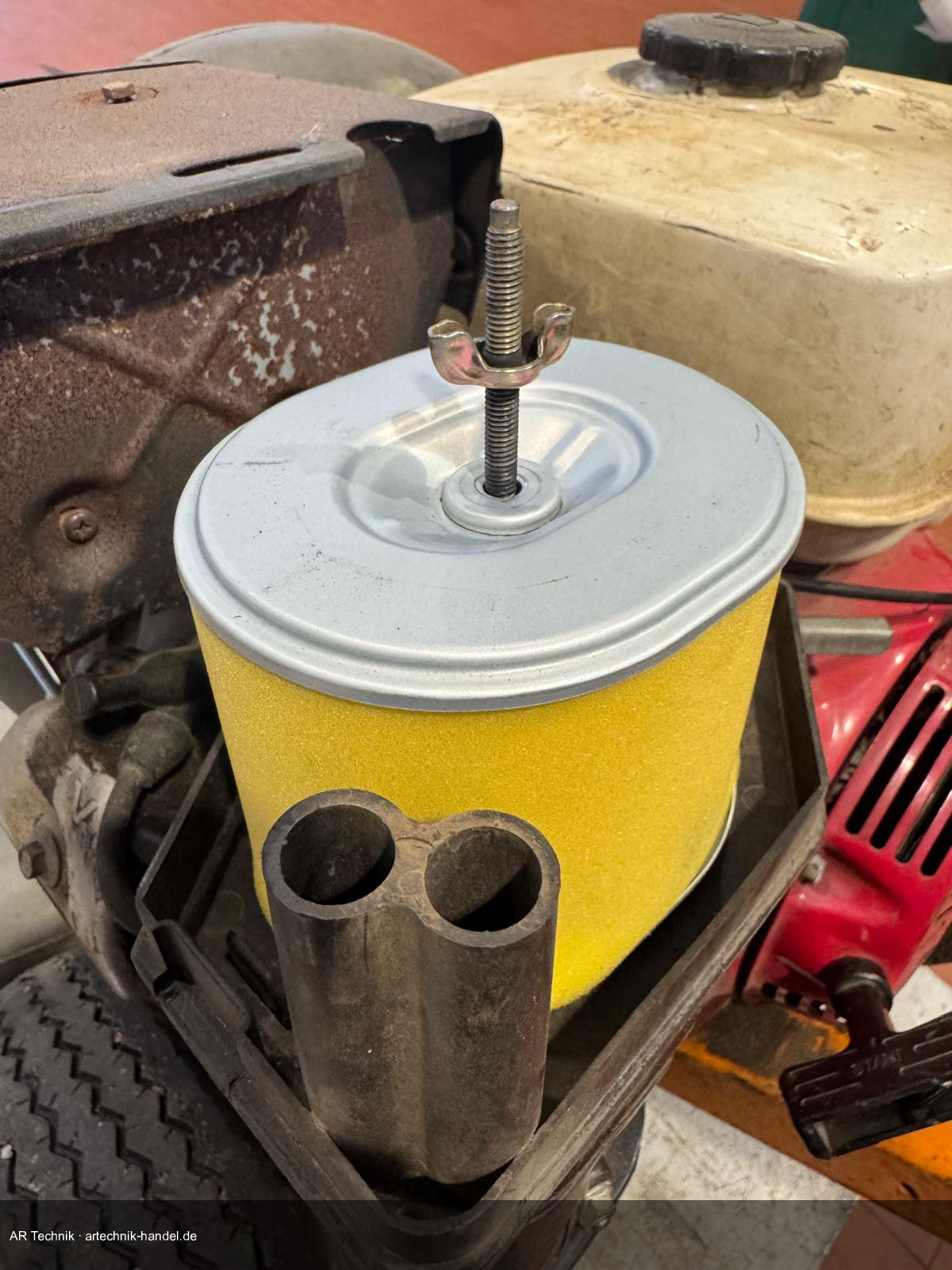 Honda GX Luftfilterdeckel offen – neuer gelber Filter eingesetzt, Flügelschraube handfest