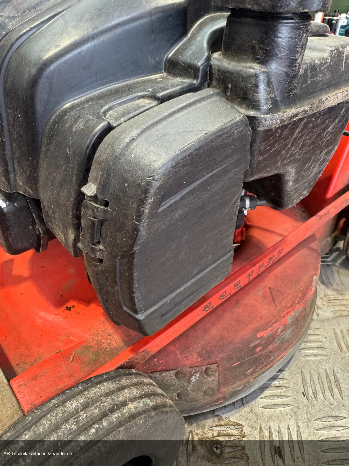 Aufsitzmäher Briggs & Stratton – Luftfiltergehäuse außen komplett verstaubt und zuge setzt