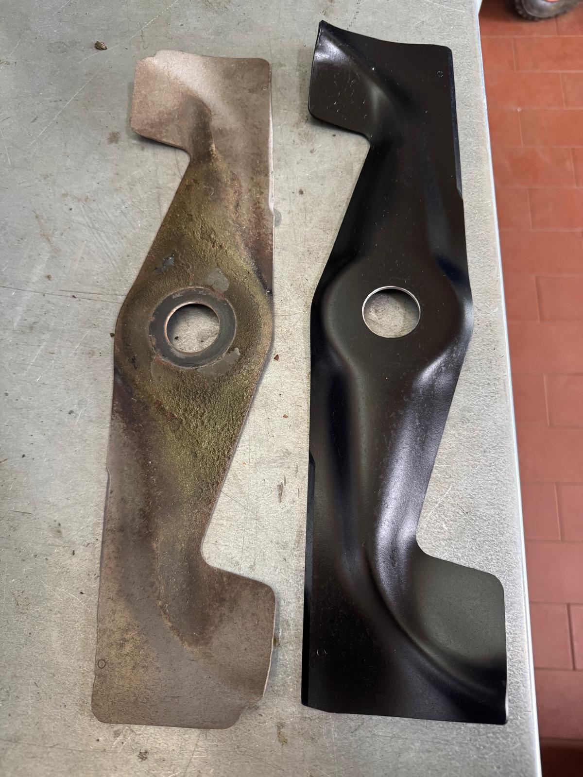 Altes oxidiertes Messer (links) neben neuem schwarzen Ersatzmesser (rechts) – gleiche Bauform, deutlich unterschiedlicher Zustand
