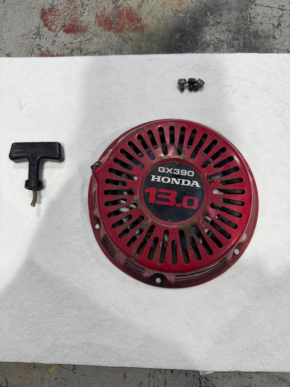 Honda GX390 Starterdeckel abgenommen – T-Griff und Schrauben daneben