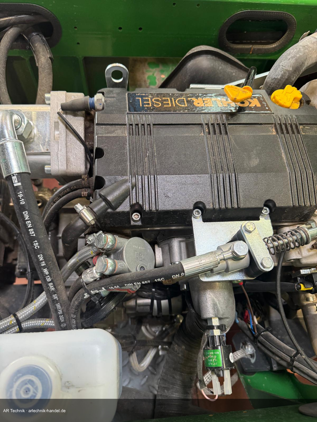 Dichter Motorraum im Schmitz Mini Kipper – Kraftstoffschlauch DIN EN 857 und Vorförderpumpe mit roten Dichtringen sichtbar