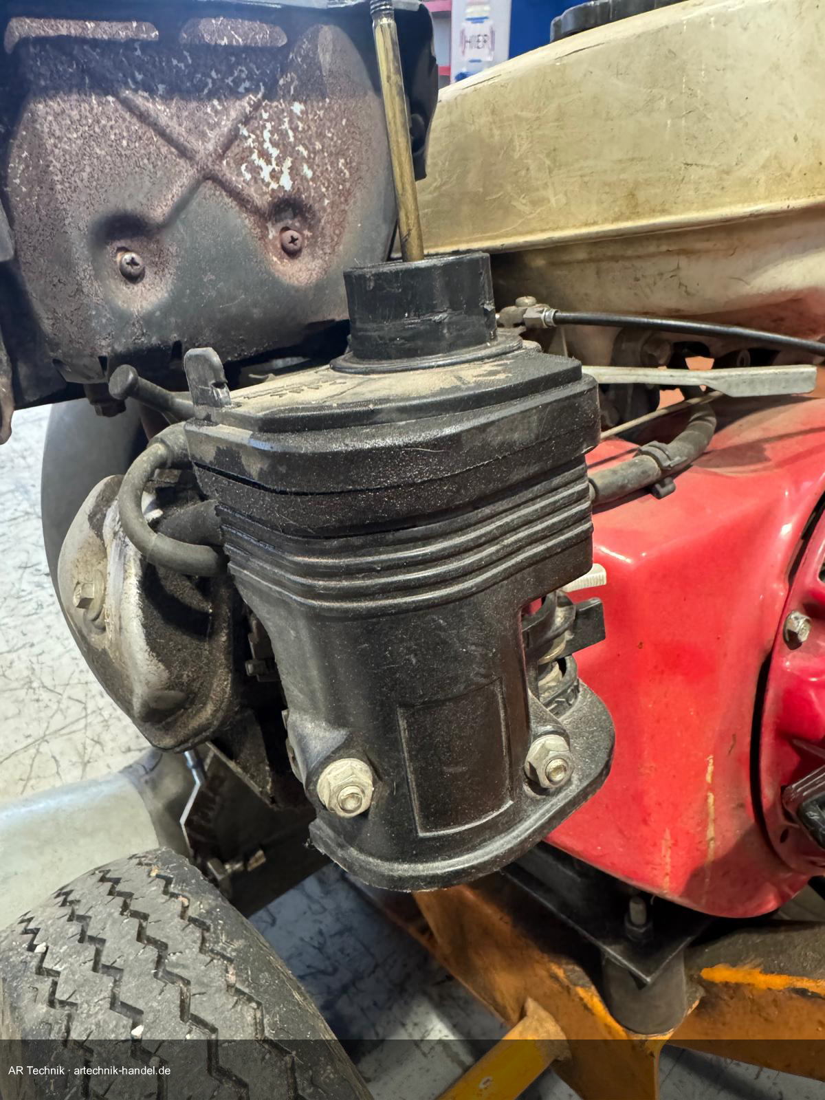 Honda GX Vergaser am Motor – Kraftstoffschlauch links, Befestigungsschrauben unten sichtbar