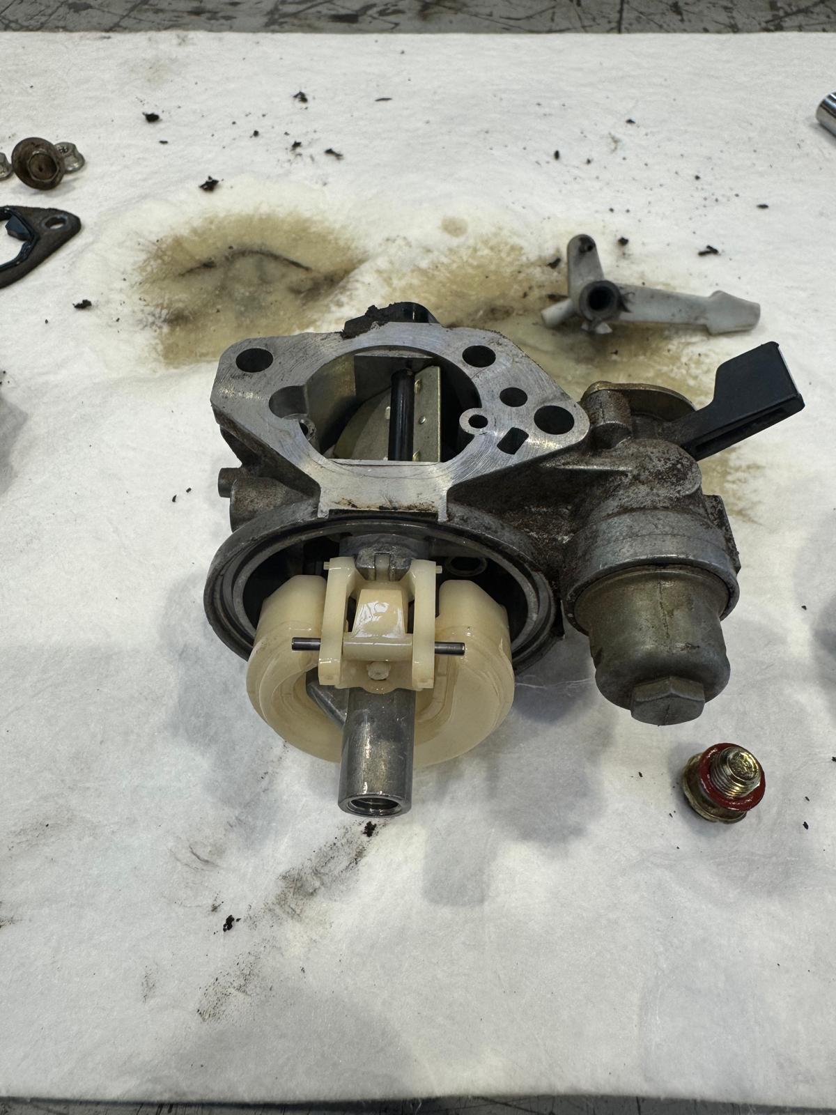 Schwimmer und Schwimmerhebelarm im geöffneten Honda GX Vergaser