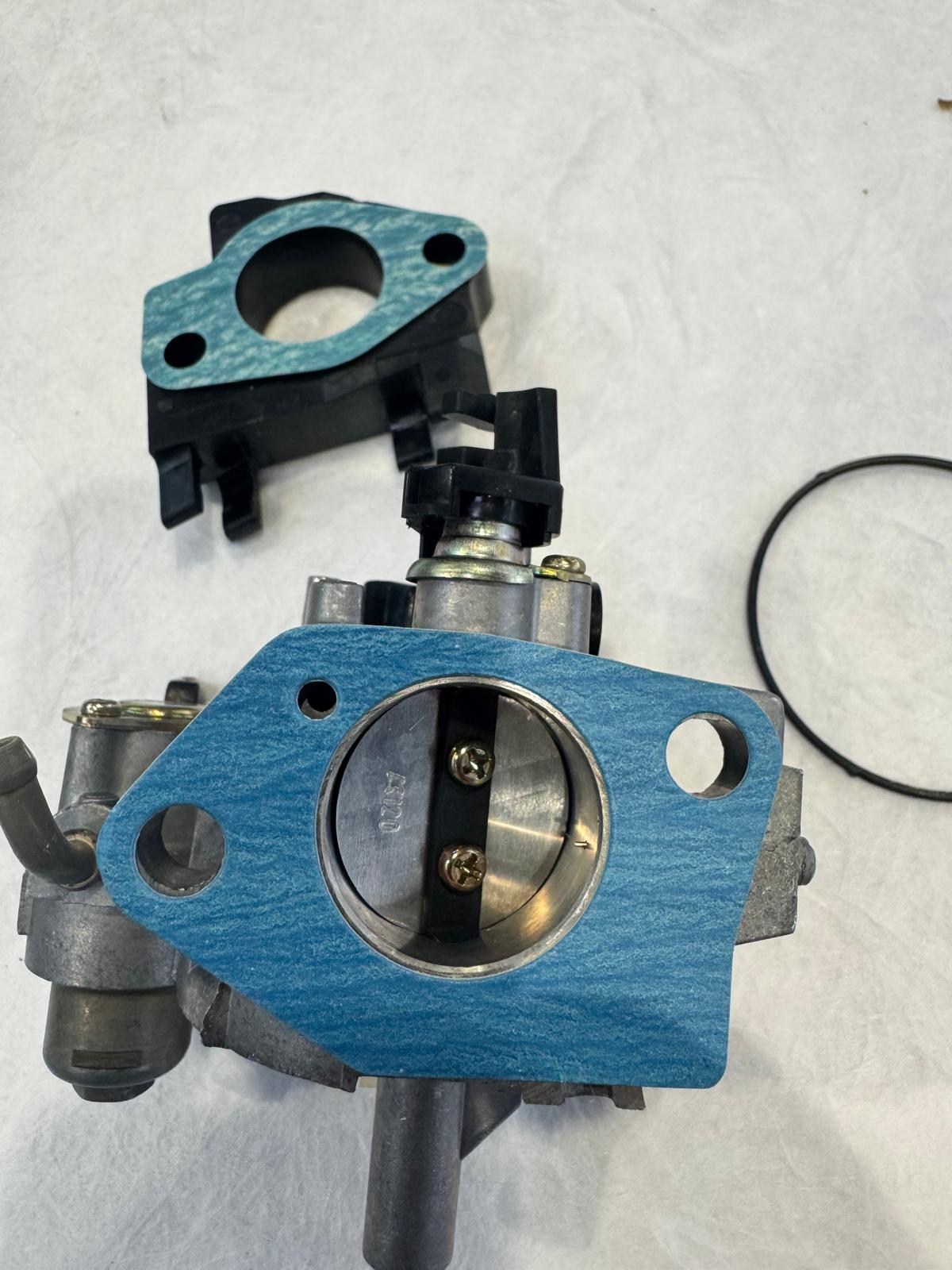 Neuer Vergaser mit blauen Dichtungen und Ansaugadapter – bereit für den Einbau