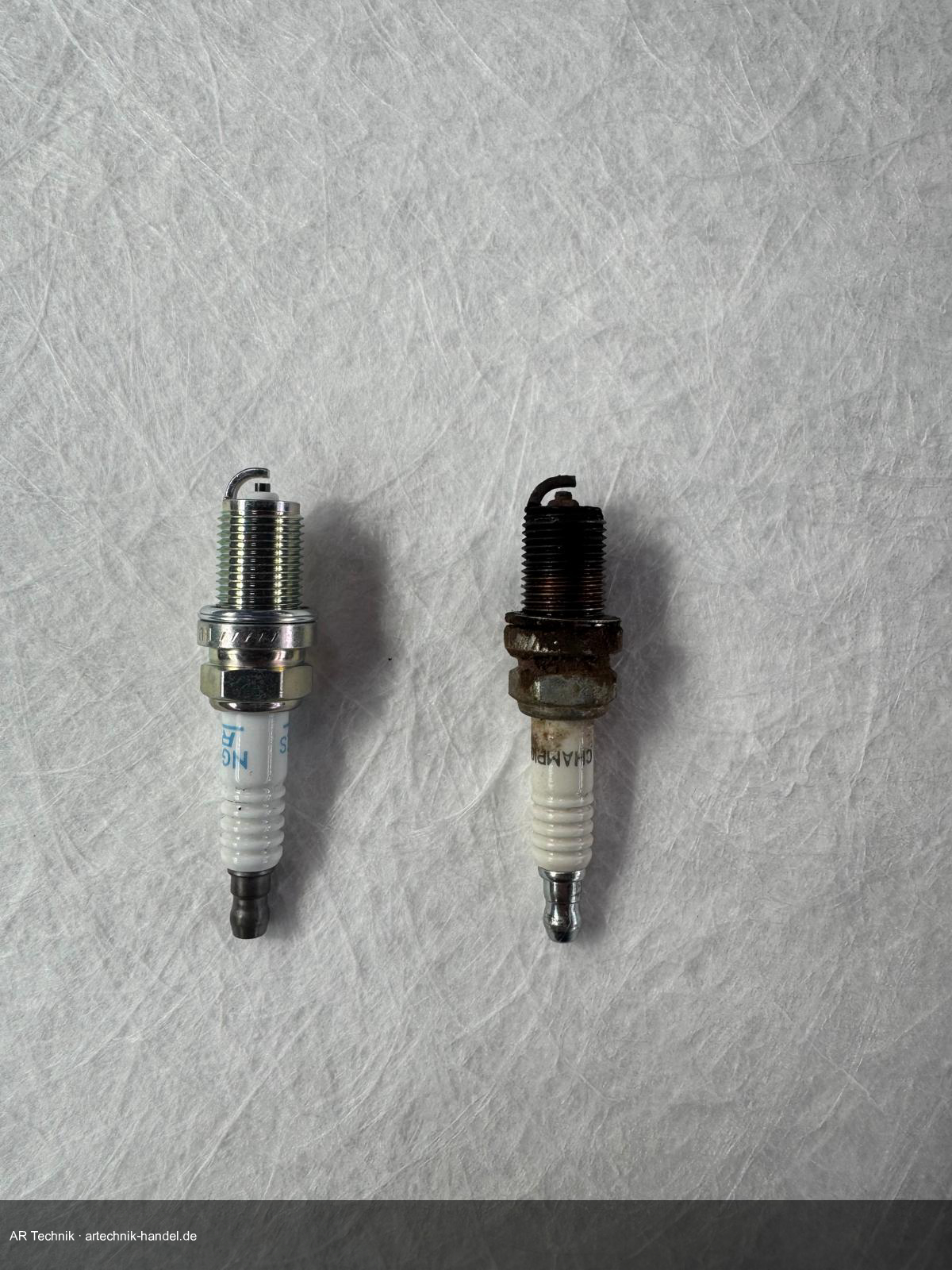 Alte Champion RC12YC – neue Kerze links, alte rechts im Vergleich