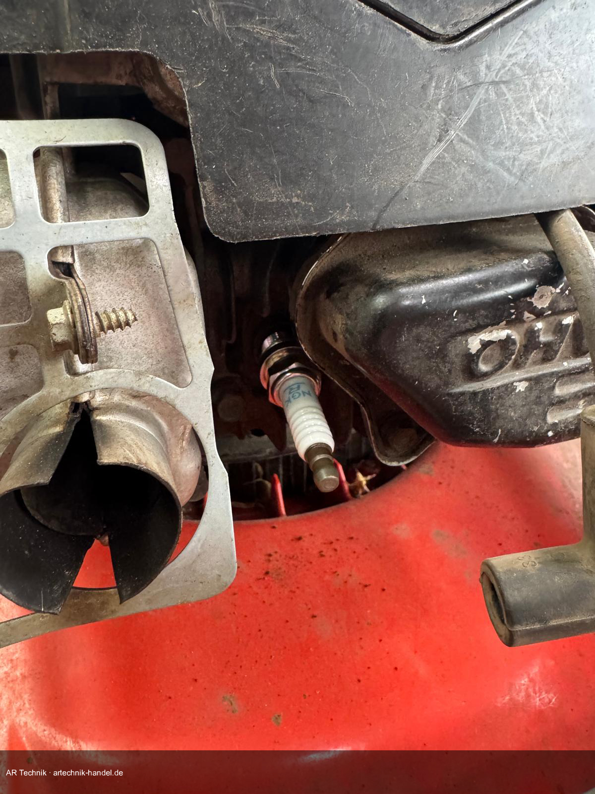 Neue NGK Kerze eingebaut im Motor – Stecker noch nicht aufgesteckt